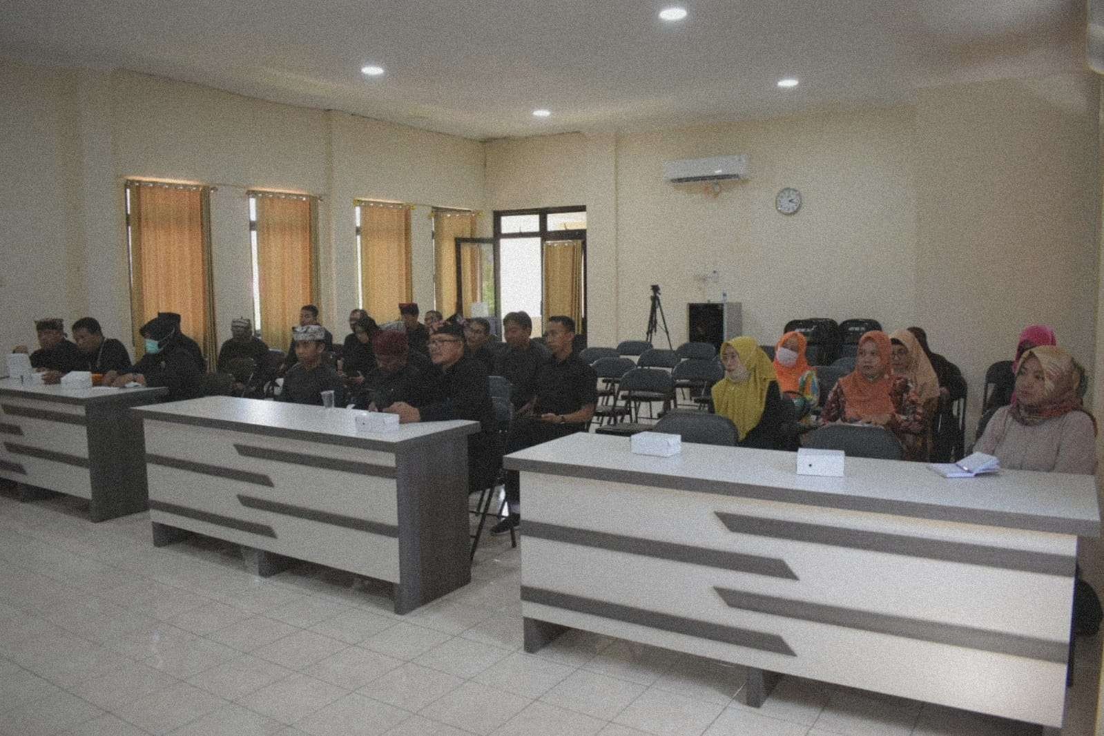 Para kepala kelurahan dan ibu-ibu PKK di seluruh Kecamatan Banyuwangi mengikuti kegiatan pemetaan gangguan kamtibmas di kantor Kecamatan Banyuwangi, Jawa Timur. (Foto: Istimewa)