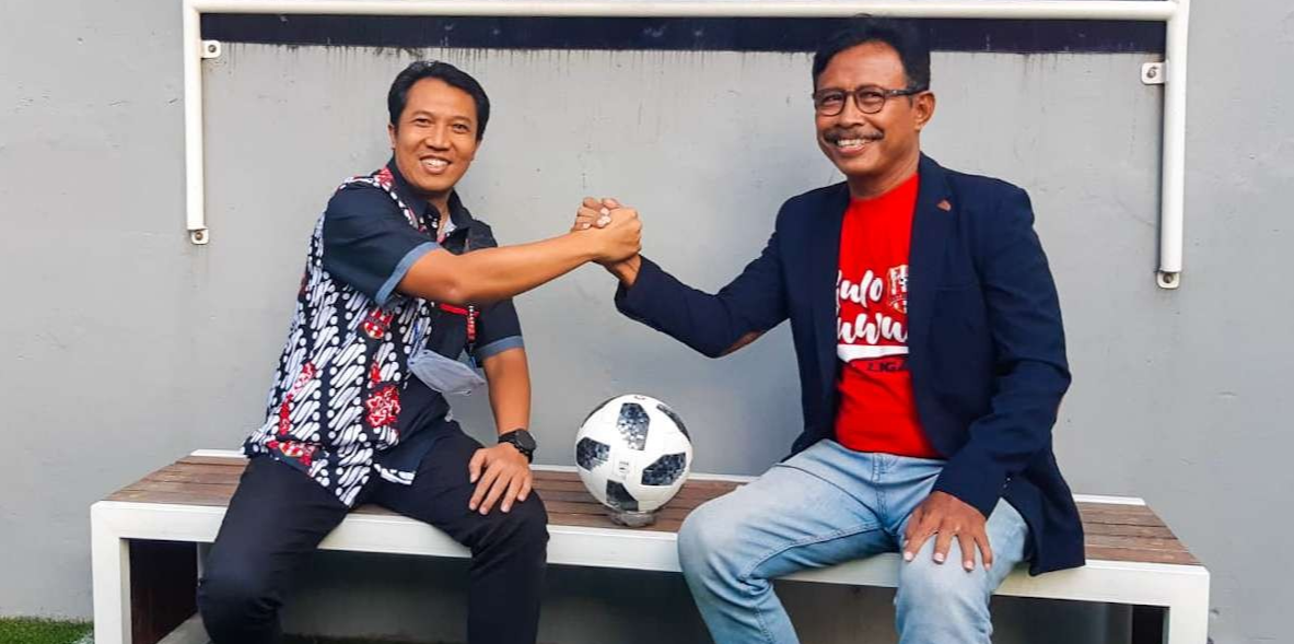 Manajemen Deltras FC foto bersama pelatih. (Foto: Aini Arifin/Ngopibareng.id)