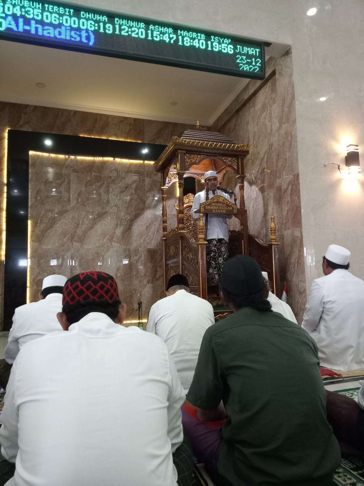 KH Abdul Ghofur saat menyampaikan khotbah di masjid di Bali. (Foto: istimewa)