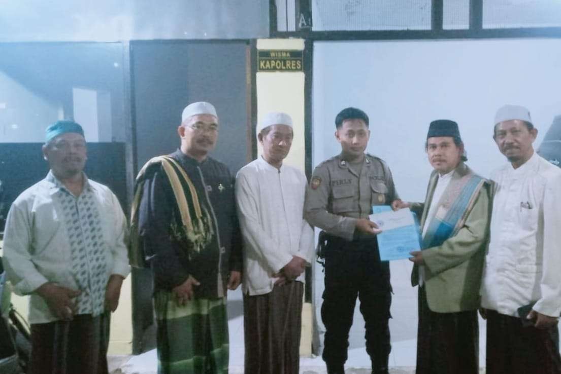 Perwakilan Aliansi Ulama  dan Tokoh Jawa Timur saat menyerahkan surat imbauan untuk Kapolres Jember terkait kasus dugaan pencabulan. (Foto: Dokumentasi Aliansi Ulama dan Tokoh Jawa Timur)
