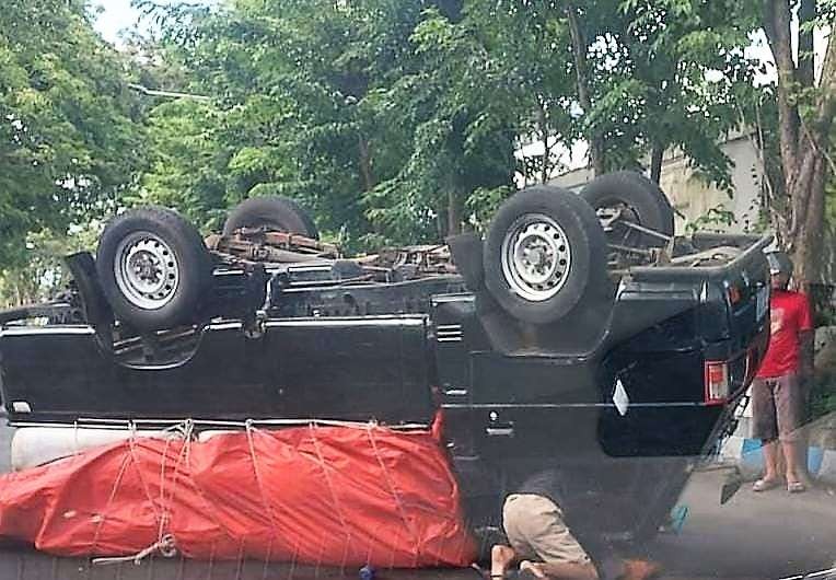 Pikap yang memuat cabai terguling di tikungan Jalan Pahlawan, Kota Probolinggo. (Foto: Ikhsan Mahmudi/Ngopibareng.id)