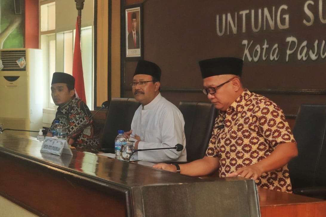 Walikota Pasuruan, Saifullah Yusuf (Gus Ipul) membuka dan memimpin langsung jalannya rapat evaluasi penyerapan anggaran Tahun 2022. (Foto: Dokumentasi Kota Pasuruan)