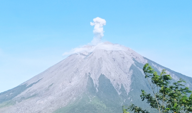 Gunung Semeru dilaporkan mengalami erupsi pada Jumat, 13 Januari 2023. Terlihat asap membumbung dengan ketinggian mencapai 1.000 meter, Jumat 13 Januari 2023. (Foto: Magma ESDM)