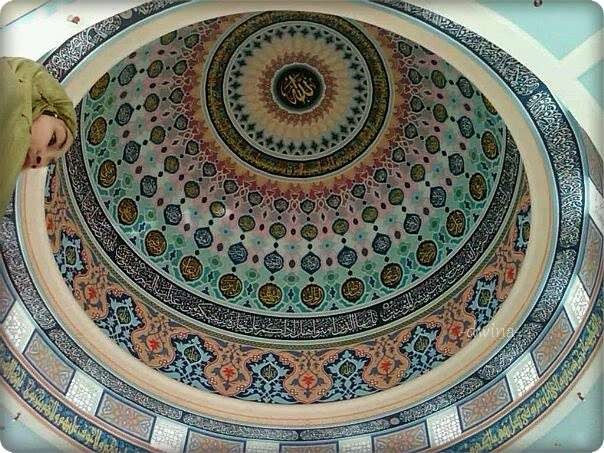 Ornamen dalam kubah masjid, keindahan surgawi. (foto: travellers)