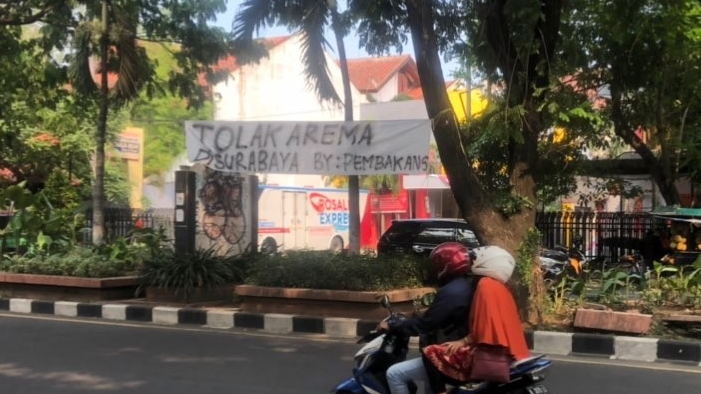 Spanduk penolakan kedatangan Aremania di depan Pengadilan Negeri Surabaya, Jalan Arjuno. (Foto: Andhi Dwi/Ngopibareng.id)
