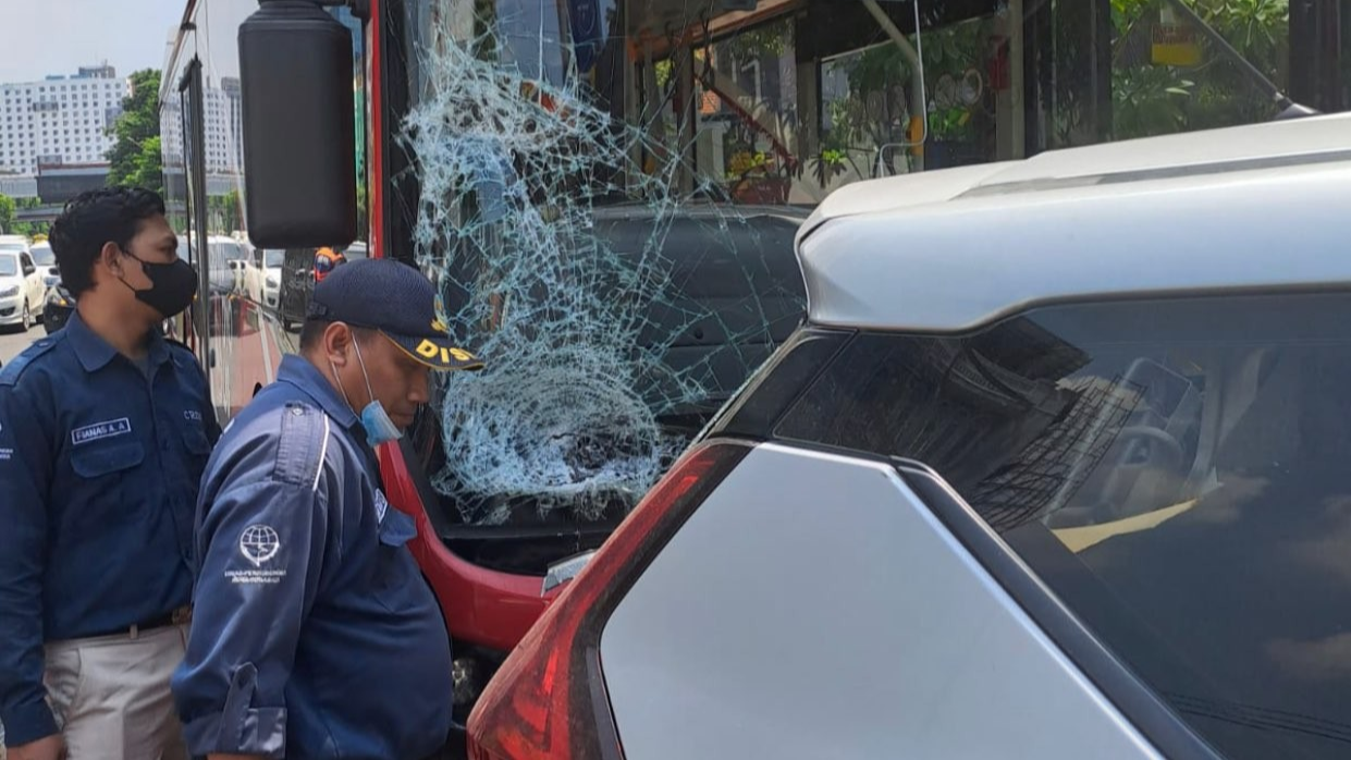 Suroboyo Bus yang mengalami kecelakaan di Jalan Basuki Rahmat (Foto: Dok. Polsek Tegalsari)