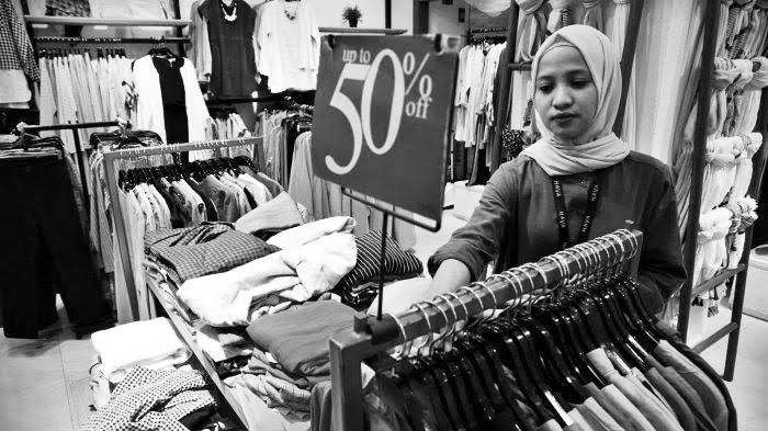 Muslimah dengan kesibukan berbelanja. (Ilustrasi)