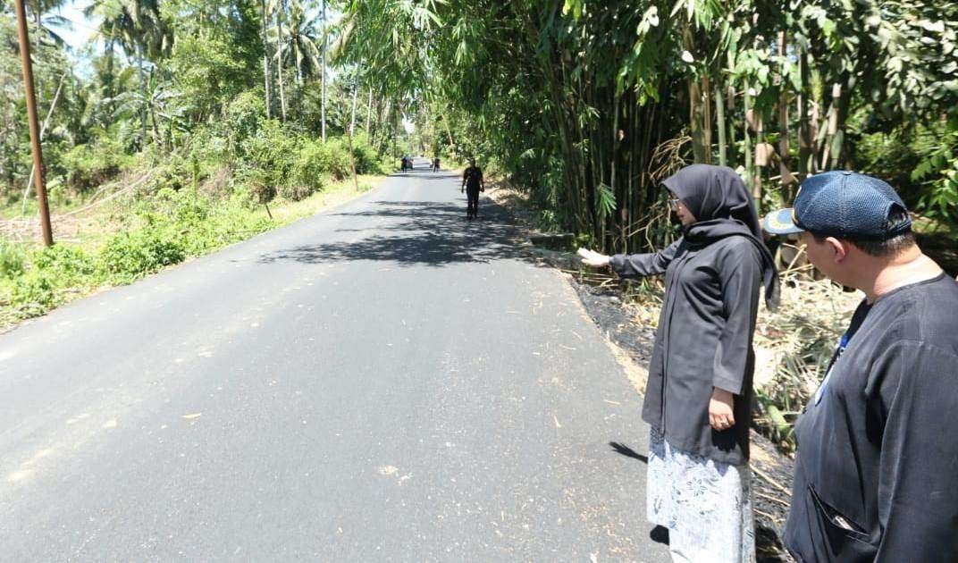 Bupati Banyuwangi Ipuk Fiestiandani mengecek ruas jalan di wilayah Kecamatan Blimbingsari, Jawa Timur. (Foto: Istimewa)