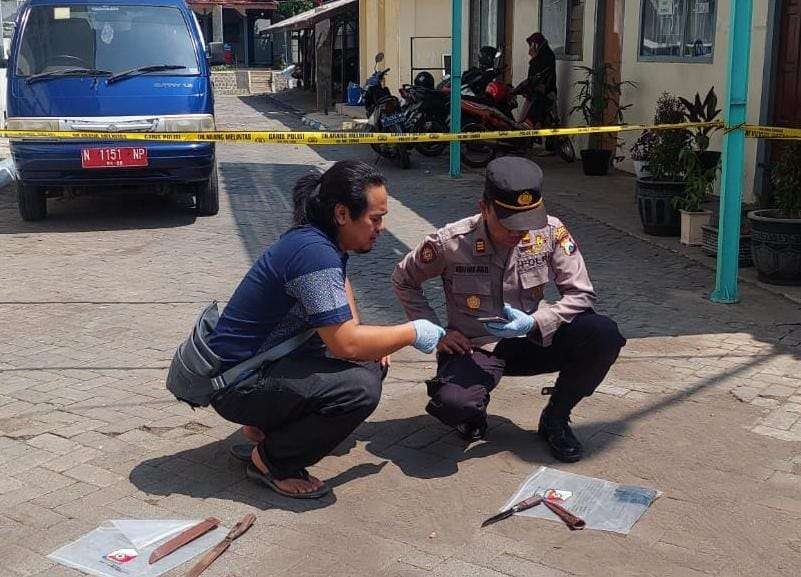 Polisi melakukan olah tempat kejadian perkara (TKP) di Mal Pelayanan Publik (MPP) Dringu. (Foto: Ikhsan Mahmudi/Ikhsan Mahmudi)