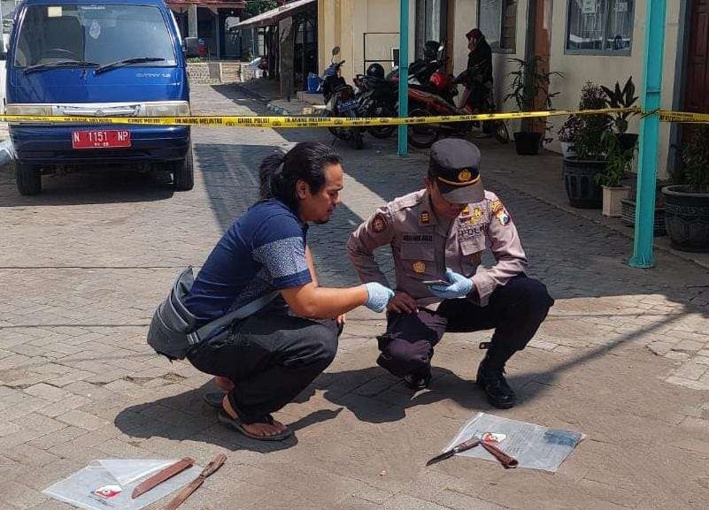 Polisi saat olah tempat kejadian perkara (TKP) di Mal Pelayanan Publik (MPP) di Dringu, Kabupaten Probolinggo. (Foto: Ikhsan Mahmudi/Ngopibareng.id)