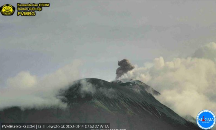 Erupsi Gunung Api Ili Lewotolok, Nusa Tenggara Timur (NTT). Warga diminta waspada guguran lava pijar dan gangguan pernapasan (ISPA). (Foto: Dokumentasi PVMBG)