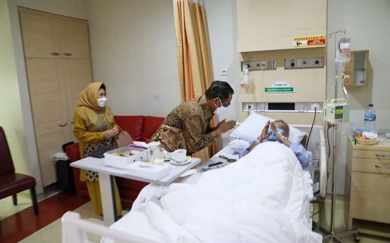 Menko Polhukam Mahfud MD menjenguk mantan Ketua Umum PBNU KH Said Aqil Siradj yang sedang dirawat di rumah sakit. (Foto: Instagram @mohmahfudmd)