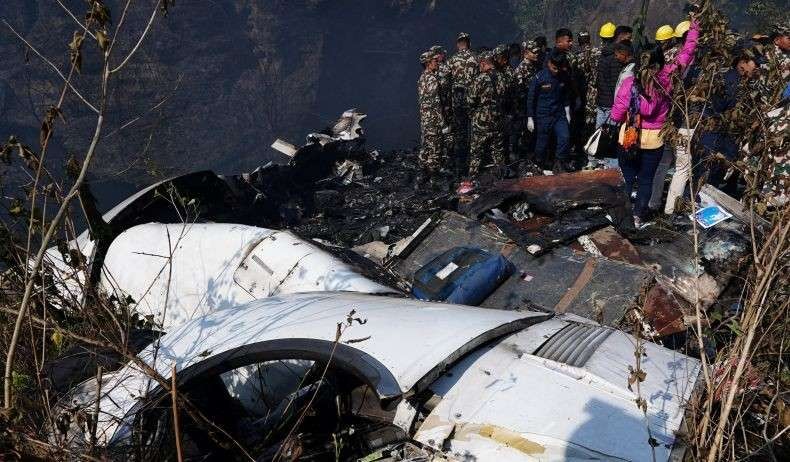 Puing-puing pesawat Yeti Air jatuh di jurang, Pokhara, Nepal. (Foto: Reuters)
