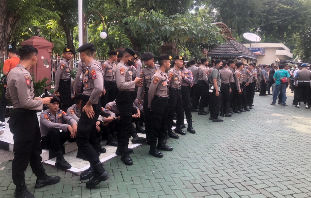 Ratusan personel polisi bersiaga di Pengadilan Negeri Surabaya, Jalan Arjuno, Senin 16 Januari 2023. (Foto: Andhi Dwi/Ngopibareng.id)