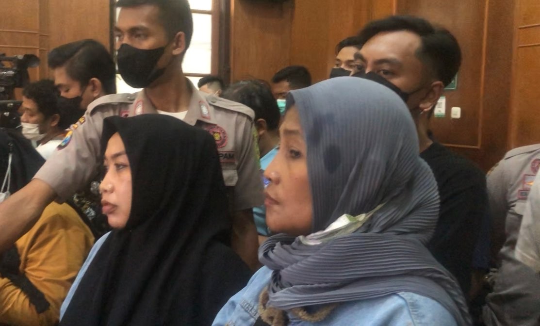 Keluarga korban yang datang saksikan sidang terdakwa Tragedi Kanjuruhan (Foto: Andhi Dwi/Ngopibareng.id)