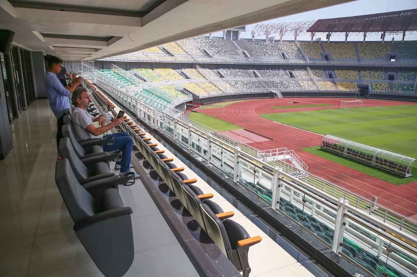 Kunjungan FIFA ke GBT beberapa waktu lalu, dan akan memindahkan akses disabilitas. (Foto: Humas Pemkot Surabaya)