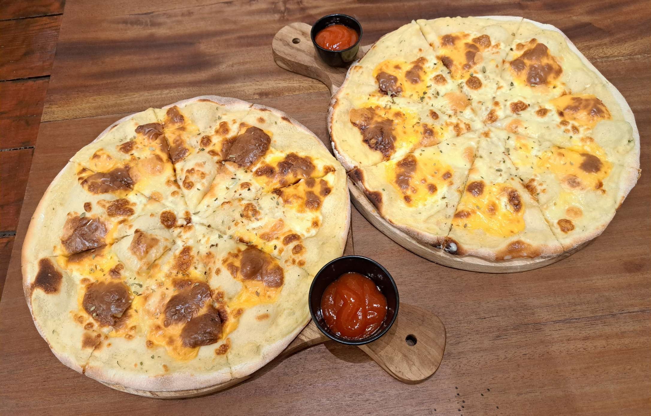 Cheese pizza crispy italian jadi menu andalan dari Sulf Cafe Surabaya. (Foto: Pita Sari/Ngopibareng.i