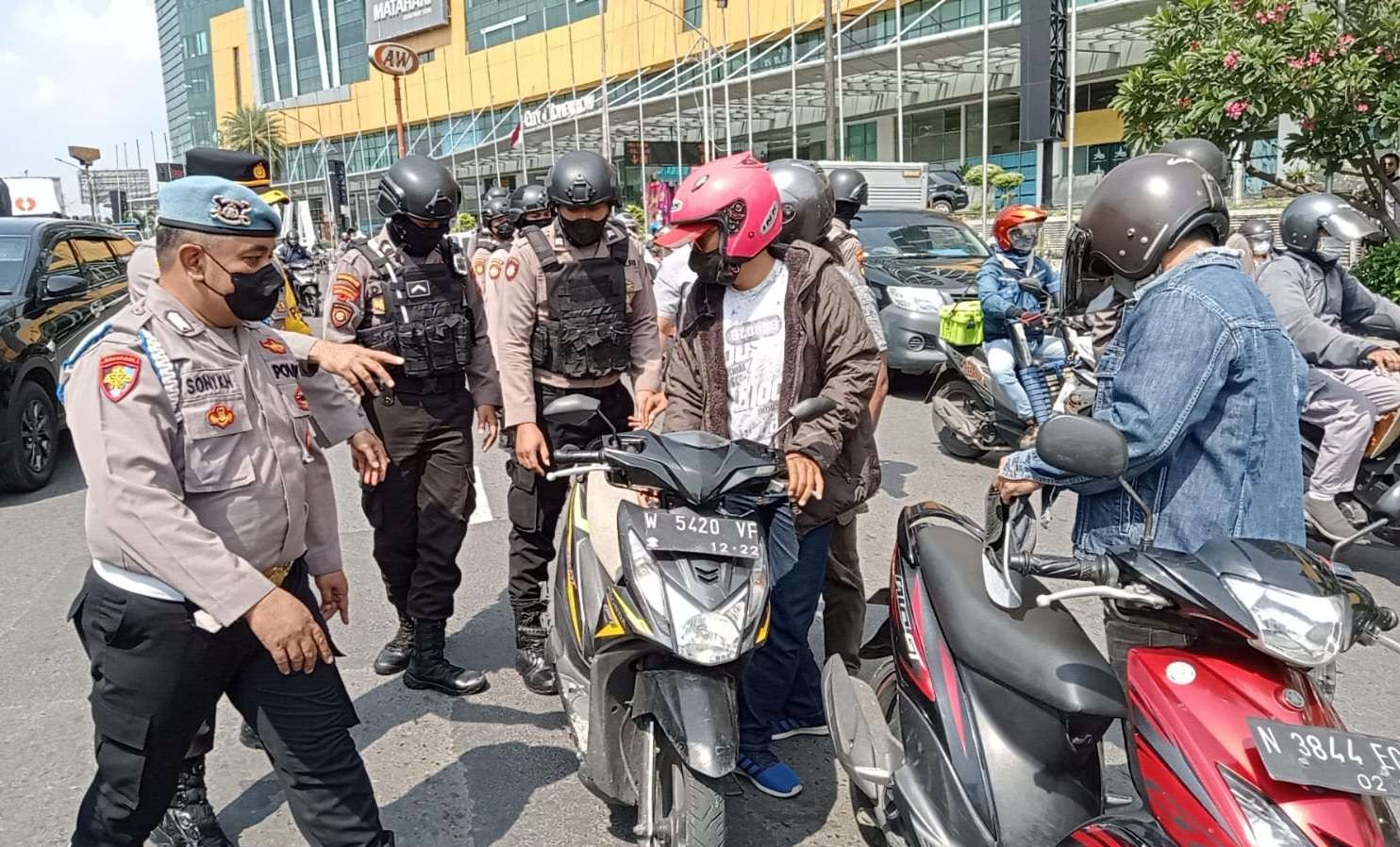 Dua pengendara motor plat N yang diindikasi sebagai suporter Arema diputarbalikkan di Bundaran Waru, Surabaya. (Foto: Istimewa)