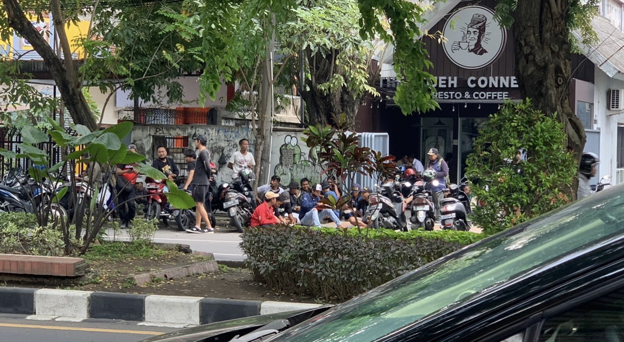 Sejumlah Bonek berjaga di sekitar Pengadilan Negeri Surabaya, Senin 16 Januari 2023. (Foto: Andhi Dwi/Ngopibareng.id)