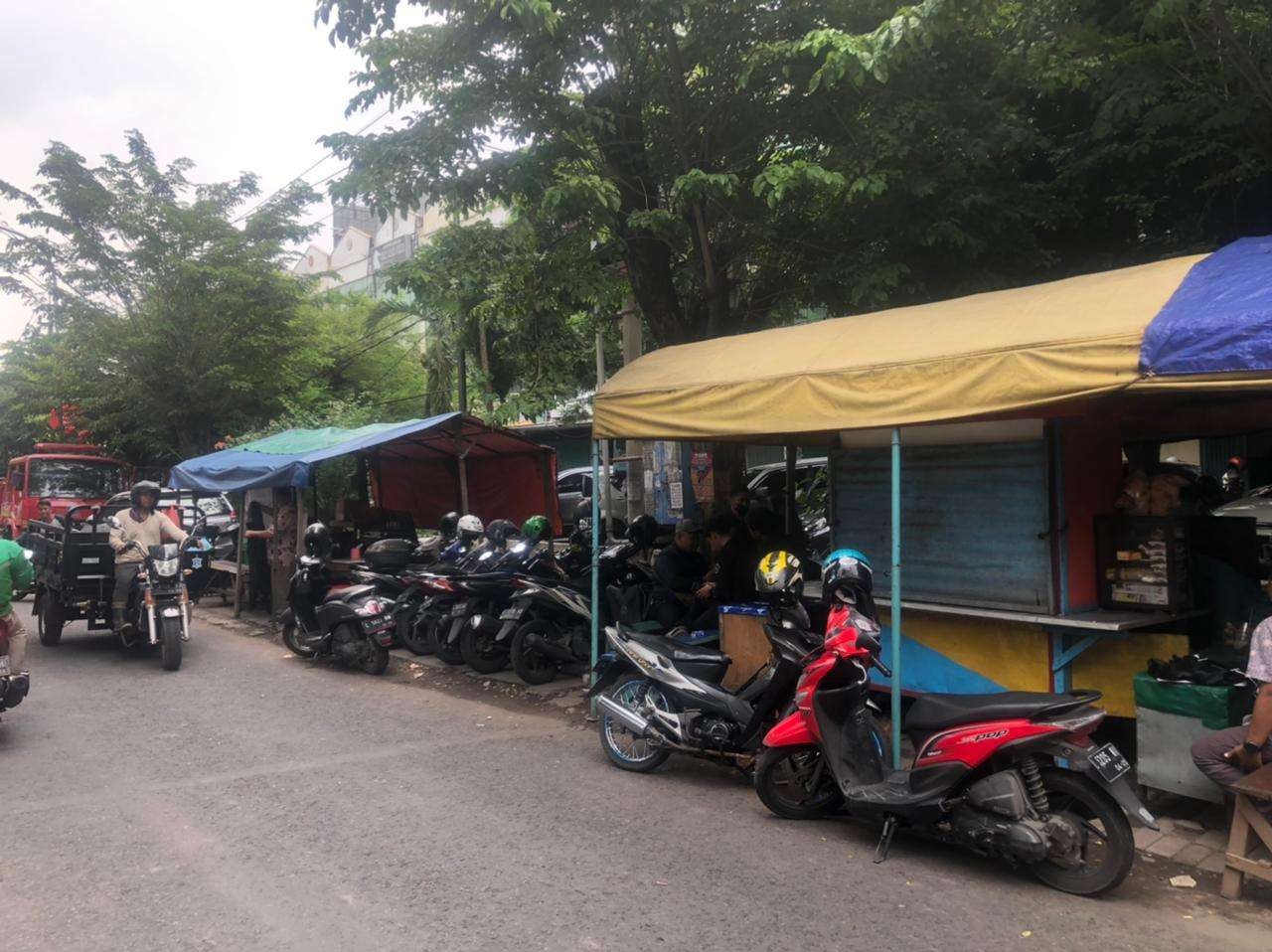 Warung-warung di sekitar Pengadilan Negeri Surabaya, Jalan Arjuno, tutup. Lokasinya jadi area parkir motor dadakan, Senin 16 Januari 2023. (Foto: Andhi Dwi/Ngopibareng.id)
