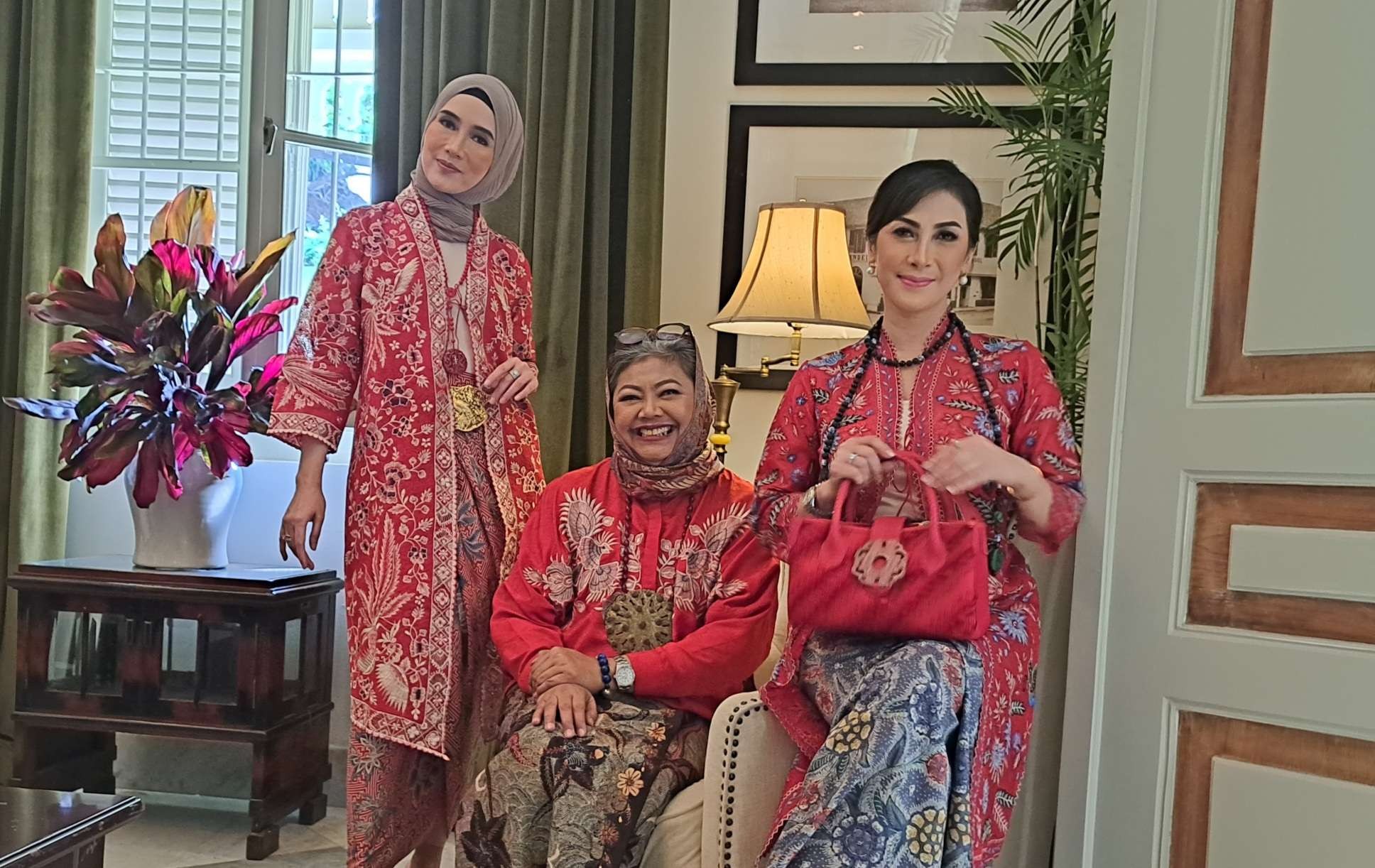 Desainer Novita Yunus (tengah) bersama para model mengenakan busana batik edisi Imlek, Lunar New Year. (Foto: Pita Sari/Ngopibareng.id)