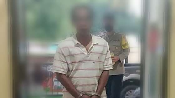 Pelaku penggelapan tabung elpiji 3 kg berinisial PR, saat ditangkap anggota Polsek Jangkar Situbondo.(foto: humas polres Situbondo)