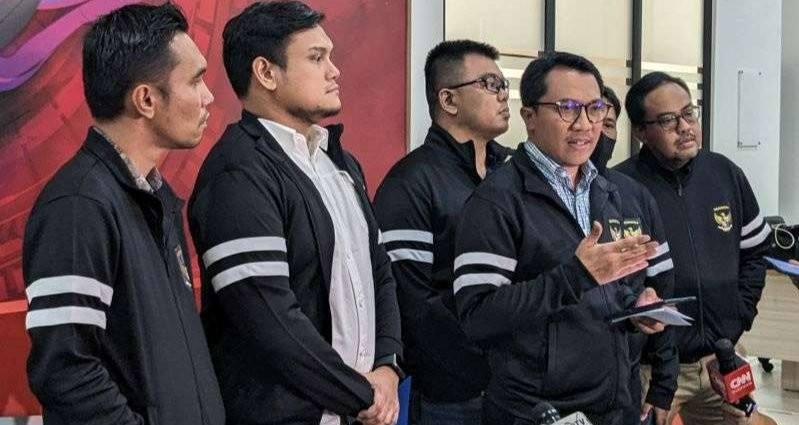 Ketua Komite Pemilihan PSSI Amir Burhanudin (ketiga dari kiri) didampingi para anggota KP memberikan pernyataan kepada media tentang proses pendaftaran bakal calon Komite Eksekutif PSSI di GBK Arena, Jakarta, Senin 16 Januari 2023). (Foto: Antara)