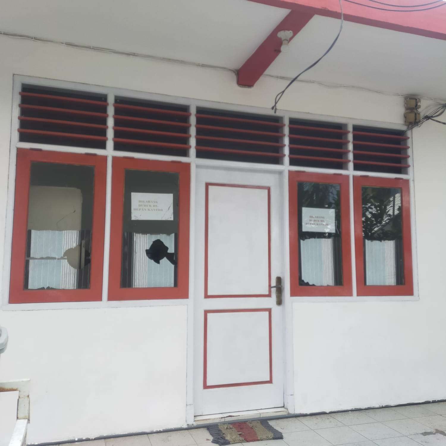 Pengerusakan kantor pelayanan Pasar Poncol, Kota Pasuruan, Jawa Timur, Selasa 17 Januari 2023. (Foto: Diskominfo Kota Pasuruan)