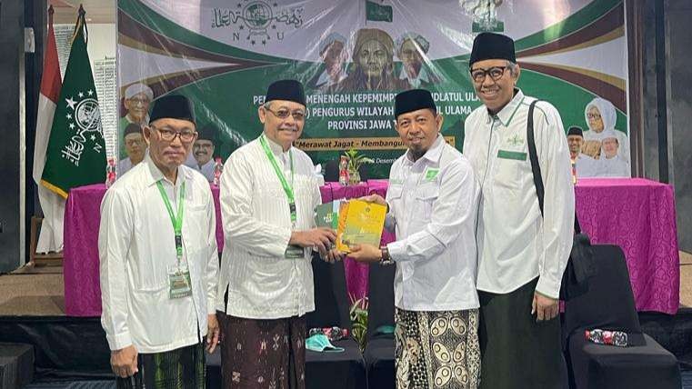 Imam Masjid Agung Sunan Ampel KH Ahmad Zul Hilmi Ghazali saat menerima hadiah. (Foto:adi/ngopibareng.id)
