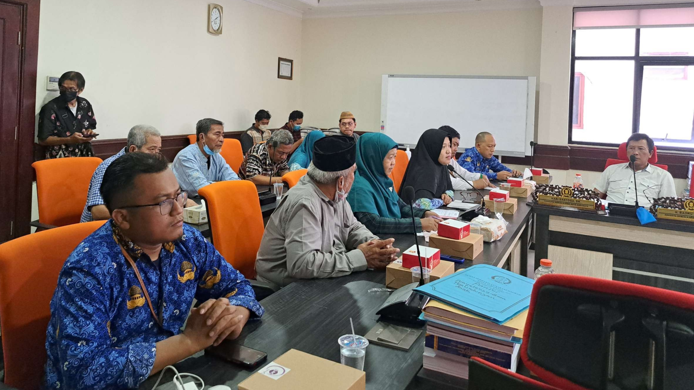 Koordinasi yang dilakukan Komisi D DPRD Surabaya terkait sekolah disegel. (Foto: Pita Sari/Ngopibareng.id)