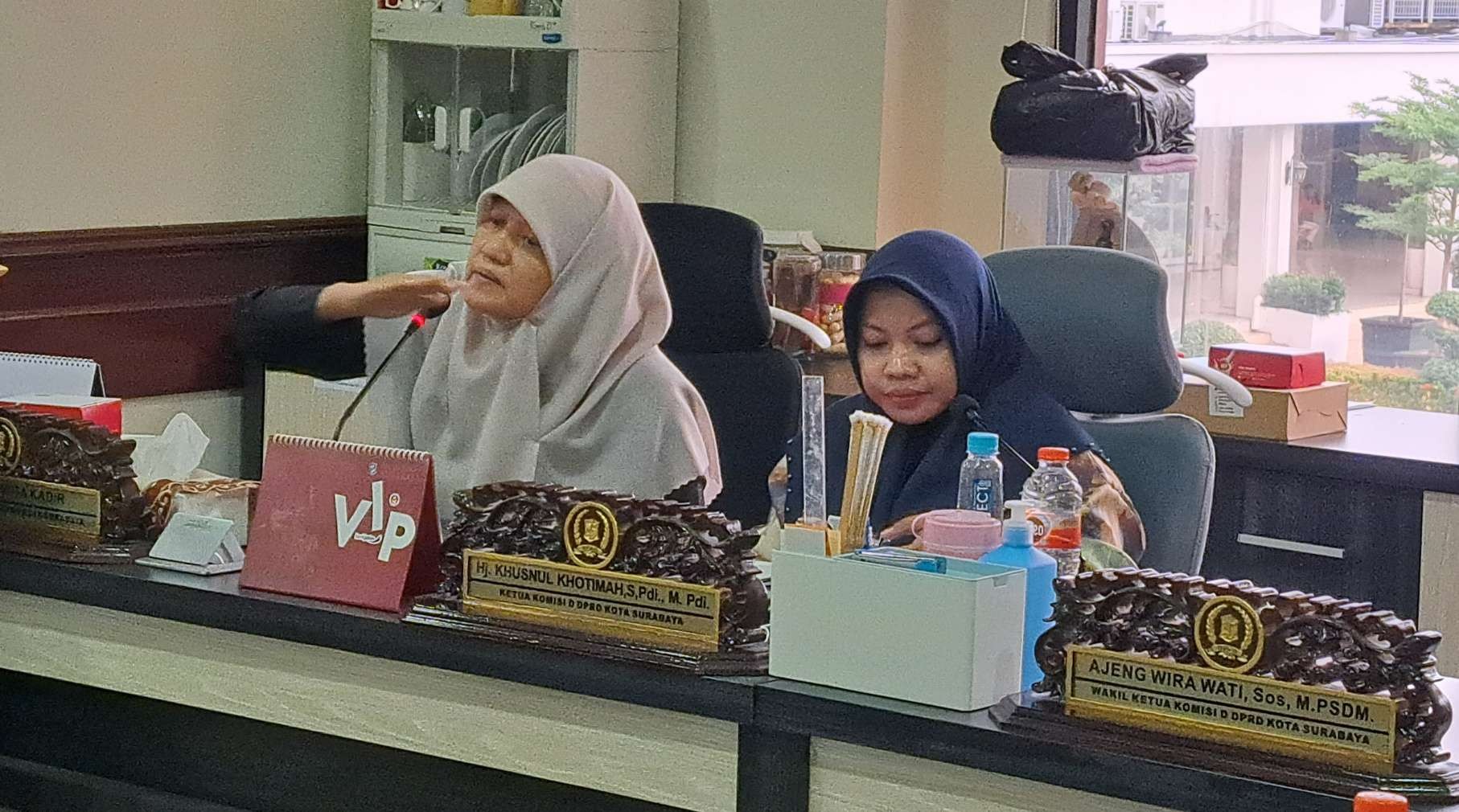 Wakil Ketua DPRD Kota Surabaya Reni Astuti saat mengutarakan kekecewaannya terkait penyegelan sekolah SD/MI Cokroaminoto. (Foto: Pita Sari/Ngopibareng.id)
