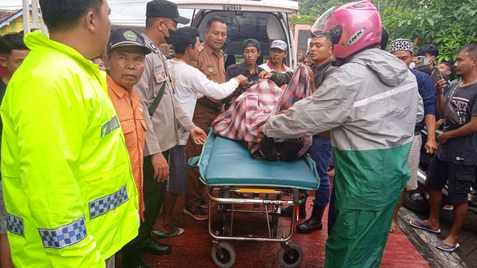 Korban dievakuasi menuju Puskesmas Singojuruh untuk dilakukan pemeriksaan (Foto: Istimewa)