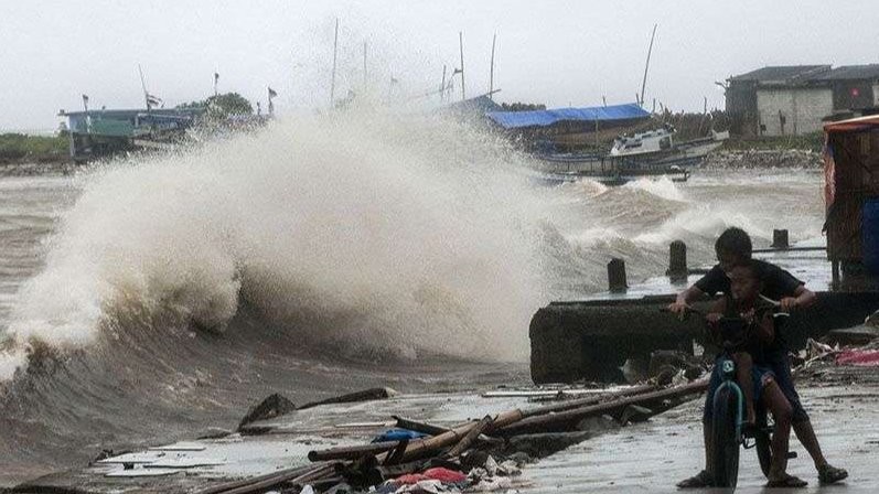 BMKG mewaspadai hujan lebat disertai angin dan gelombang tinggi terjadi di beberapa wilayah Indonesia. (Foto: Ant(