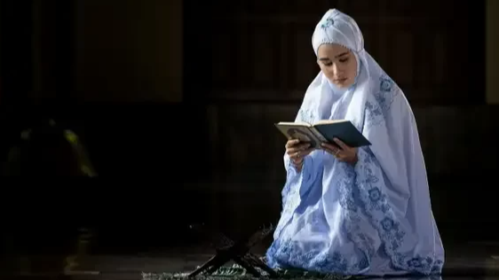Membaca Al-Quran dianjurkan setelah mendirikan sholat. (Ilustrasi)