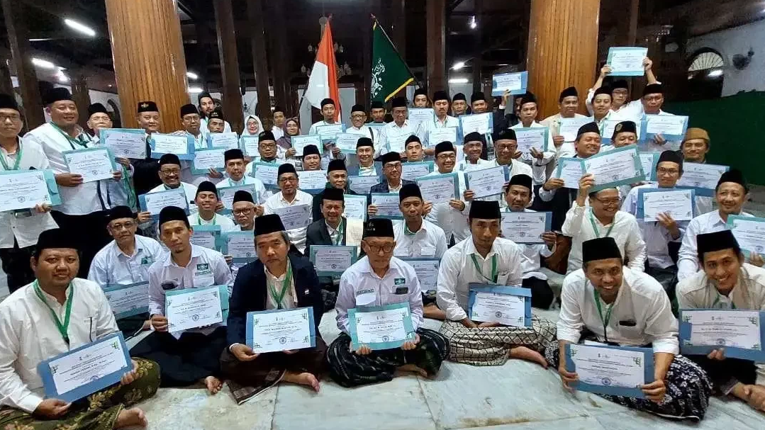 Para aktivis gerakan Islam, kader NU Jawa Timur, berikrar di Masjid Agung Sunan Ampel Surabaya. (Foto:adi/ngopibareng.id)