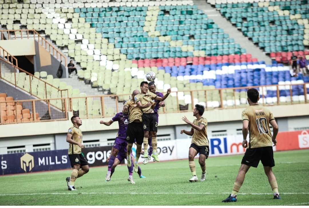 Persik Kediri berhasil kalahkan Bhayangkara FC  laga perdana putaran kedua liga 1 Indonesia 2022-2023.  Bertanding di Stadion Wibawa Mukti, Bekasi, anak asuh Divaldo Alves bermain spartan sepanjang 2x45 menit. (Foto Media Officer Persik)