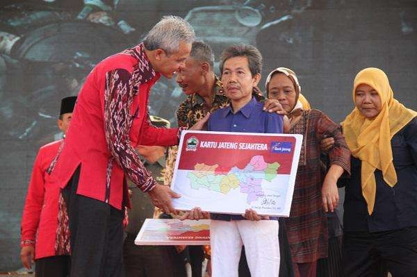 Gubernur Jawa Tengah, Ganjar Pranowo secara simbolis menyerahkan Kartu Jateng Sejahtera (KJS) ke warga. (Foto: Pemprov Jateng)