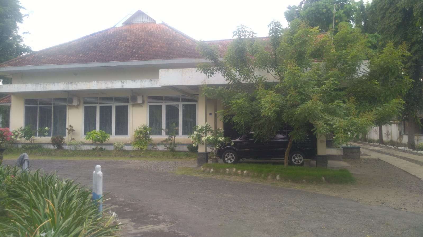 Rumah besaran di Kompleks PG Lestari, Nganjuk. (Foto: Sujatmiko/Ngopibareng.id)