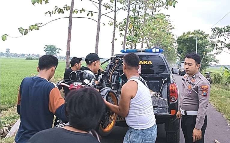 Polisi membawa motor protolan hasil razia balap liar di Jalan Desa Demung, Kecamatan Besuki Situbondo. (Foto: Humas Polres Situbondo)