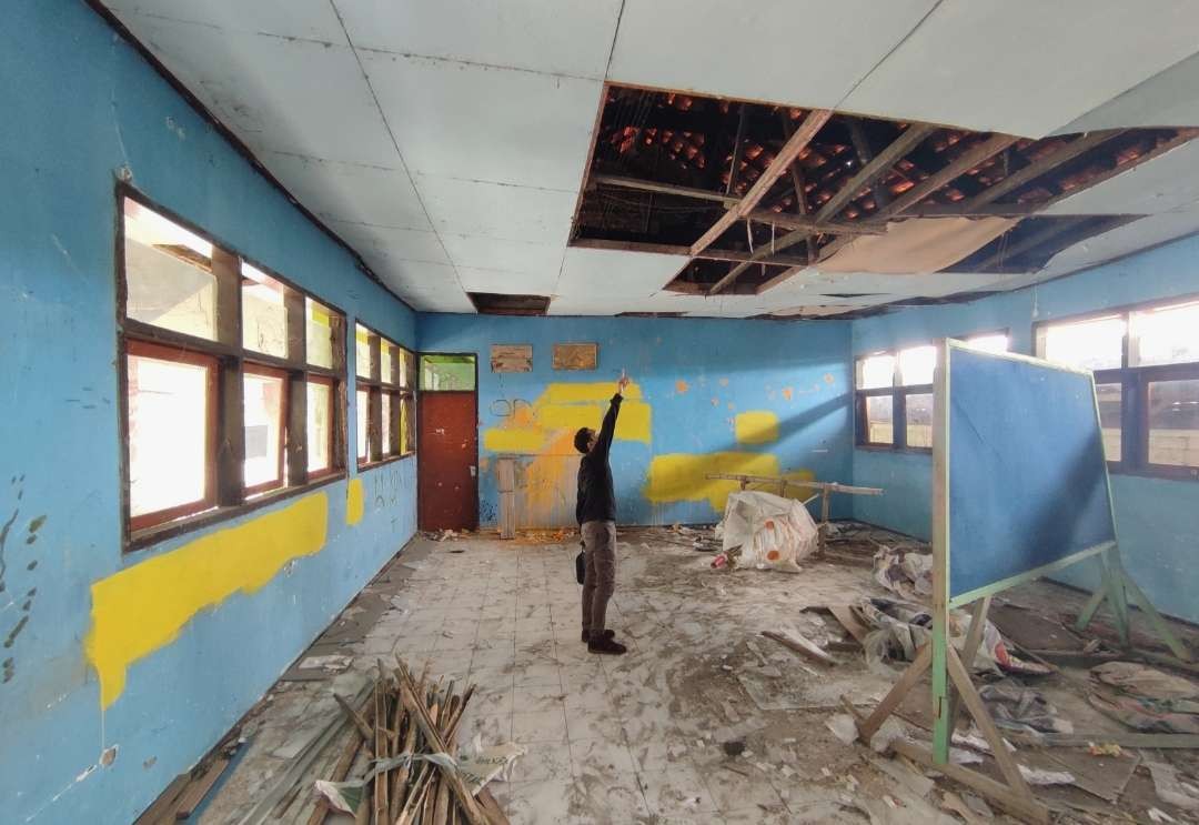 Salah satu ruang kelas SMPN 2 Sooko yang mengalami kerusakan cukup parah. (Foto: Deni Lukmantara/Ngopibareng.id)