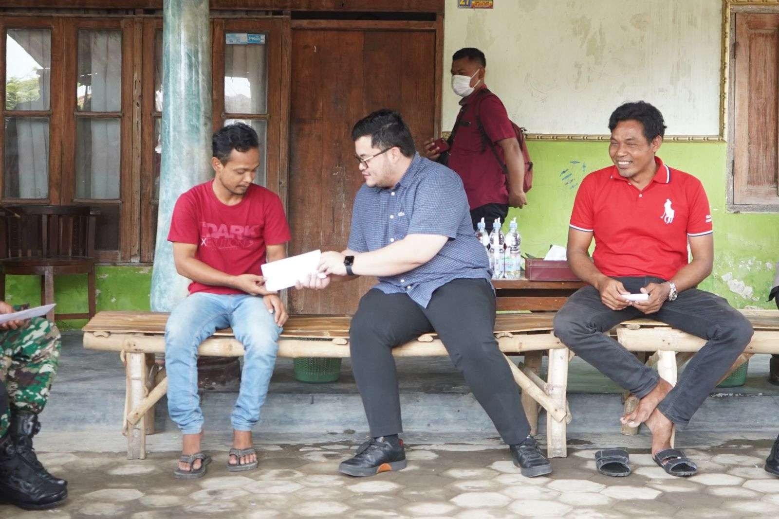 Mas Dhito Serahkan Bantuan Bagi Warga yang Alami Kerugian Material Akibat Kerusuhan Ngadiluwih (Foto Kominfo Kabupaten Kediri)