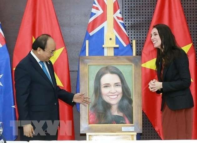 Nguyen Xuan Phuc, saat menjadi Perdana Menteri Vietnam, memberikan lukisan cat minyak kepada PM Selandia Baru, Jacinda Ardern di sela-sela KTT APECPM Nguyen Xuan Phuc memberikan lukisan cat minyak kepada PM Selandia Baru di sela-sela KTT APEC di Vietnam pada 2017. (Foto:vov)