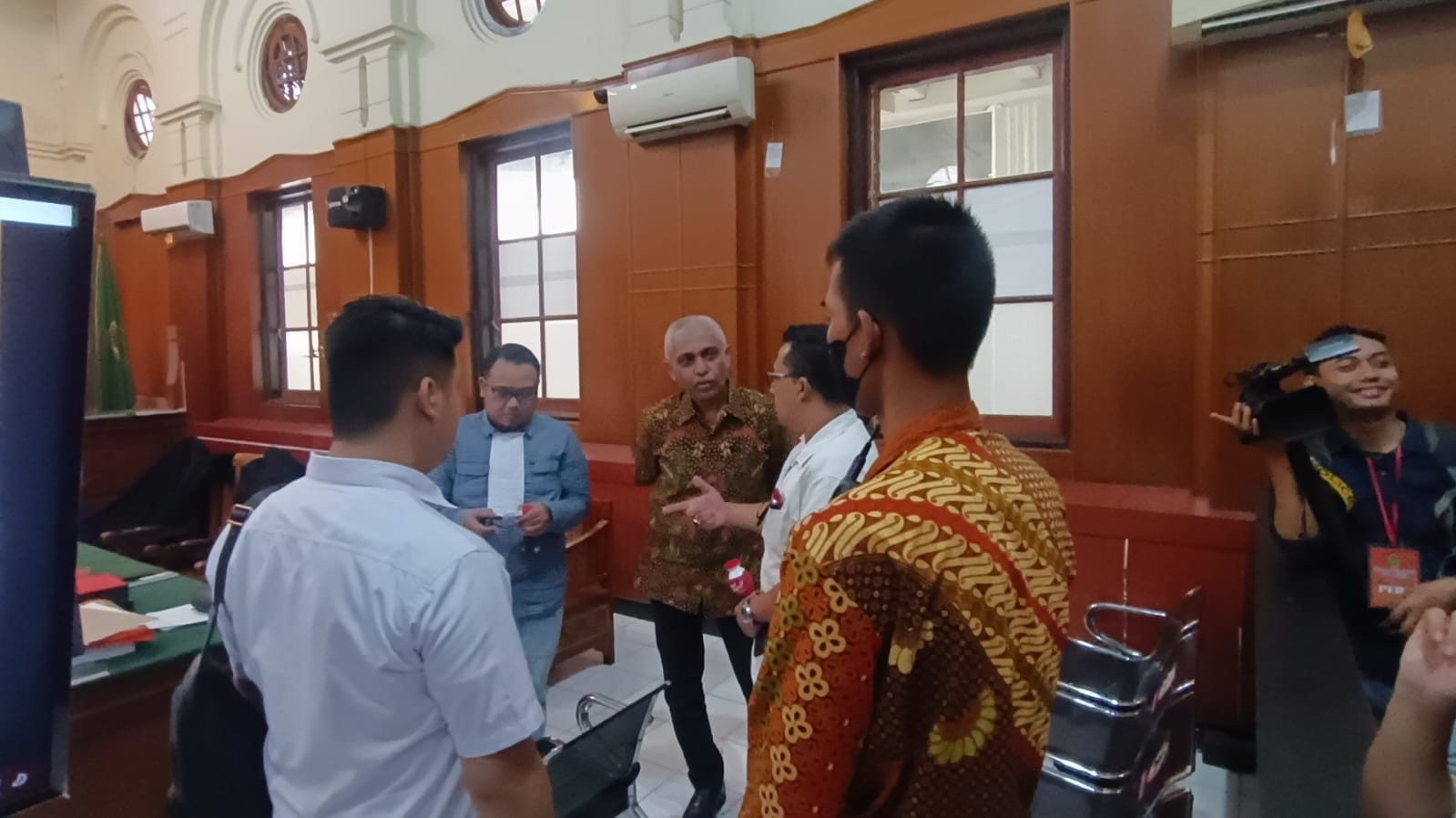 Anggota Exco PSSI Ahmad Riyadh (rambut putih) berikan kesaksian dalam sidang Tragedi Kanjuruhan (Foto:Andhi Dwi/Ngopibareng.id)