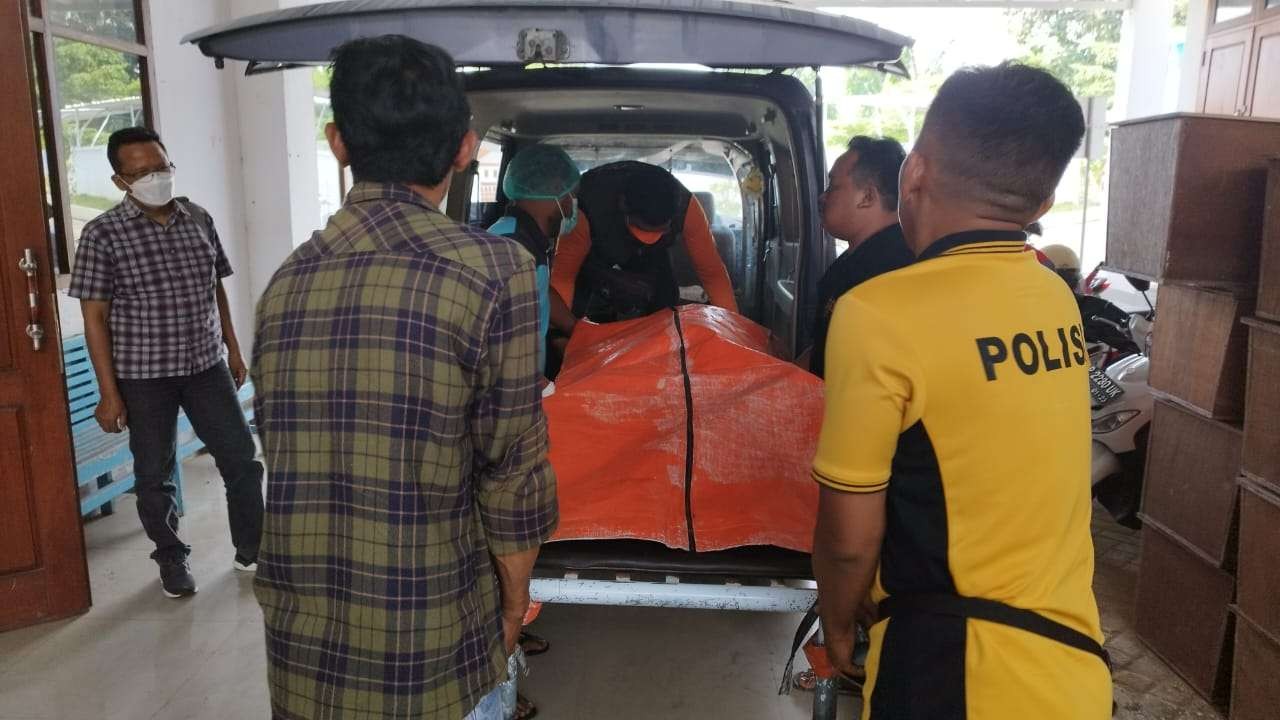 Jenazah korban tiba di kamar jenazah RSUD Blambangan Banyuwangi  untuk diautopsi (Foto: Muh Hujaini/Ngopibareng.id)