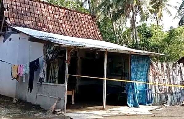 Rumah nenek 72 tahun di Desa Tanjung Pecinan, Kecamatan Mangaran Situbondo, tempat kejadian curas oleh orang tak dikenal. (Foto: Humas Polres Situbondo)