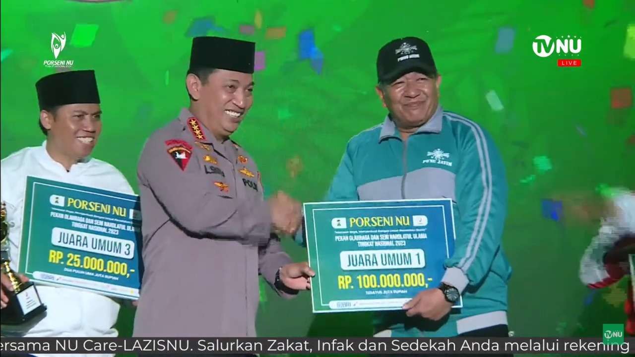 Ketua Kontingen PWNU Jawa Timur, KH Ahsanul Haq, bersama Kapolri Listyo Sigit Prabowo. (Foto: media center pwnu-jatim)