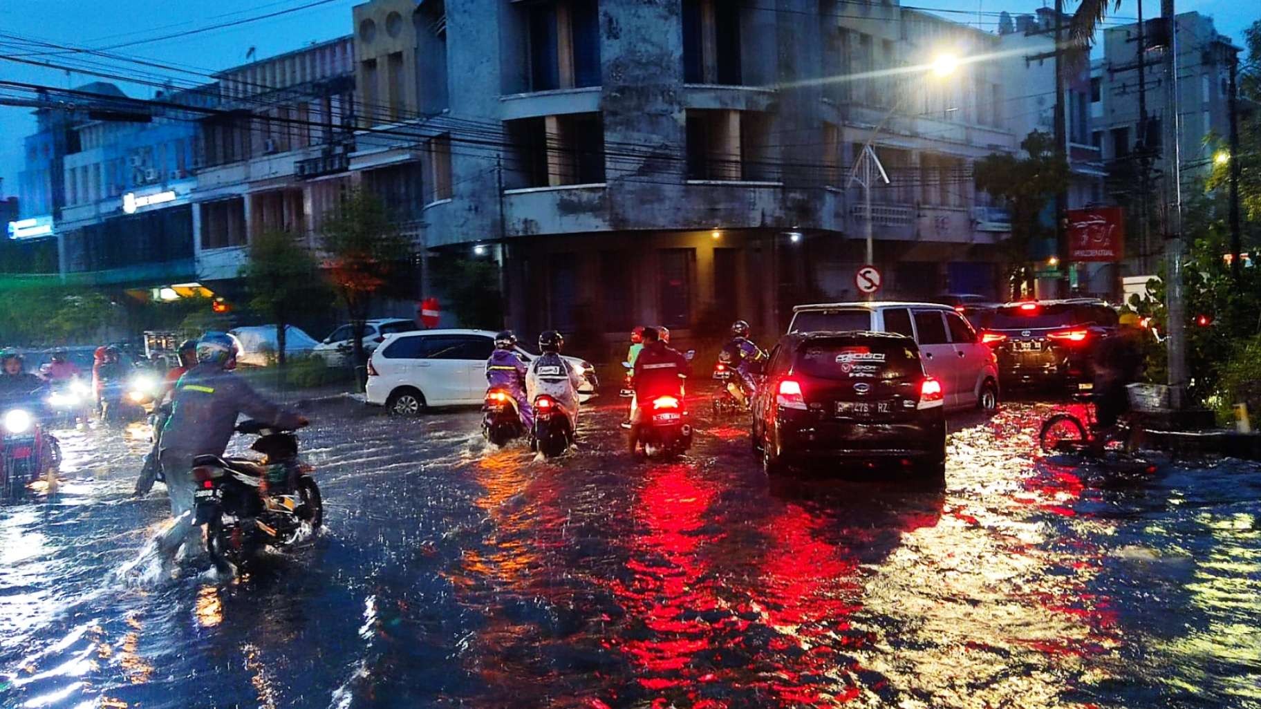 Genangan di Jalan Bung Tomo, Surabaya, Sabtu 21 Januari 2023. (Foto: Fariz Yarbo/Ngopibareng.id)