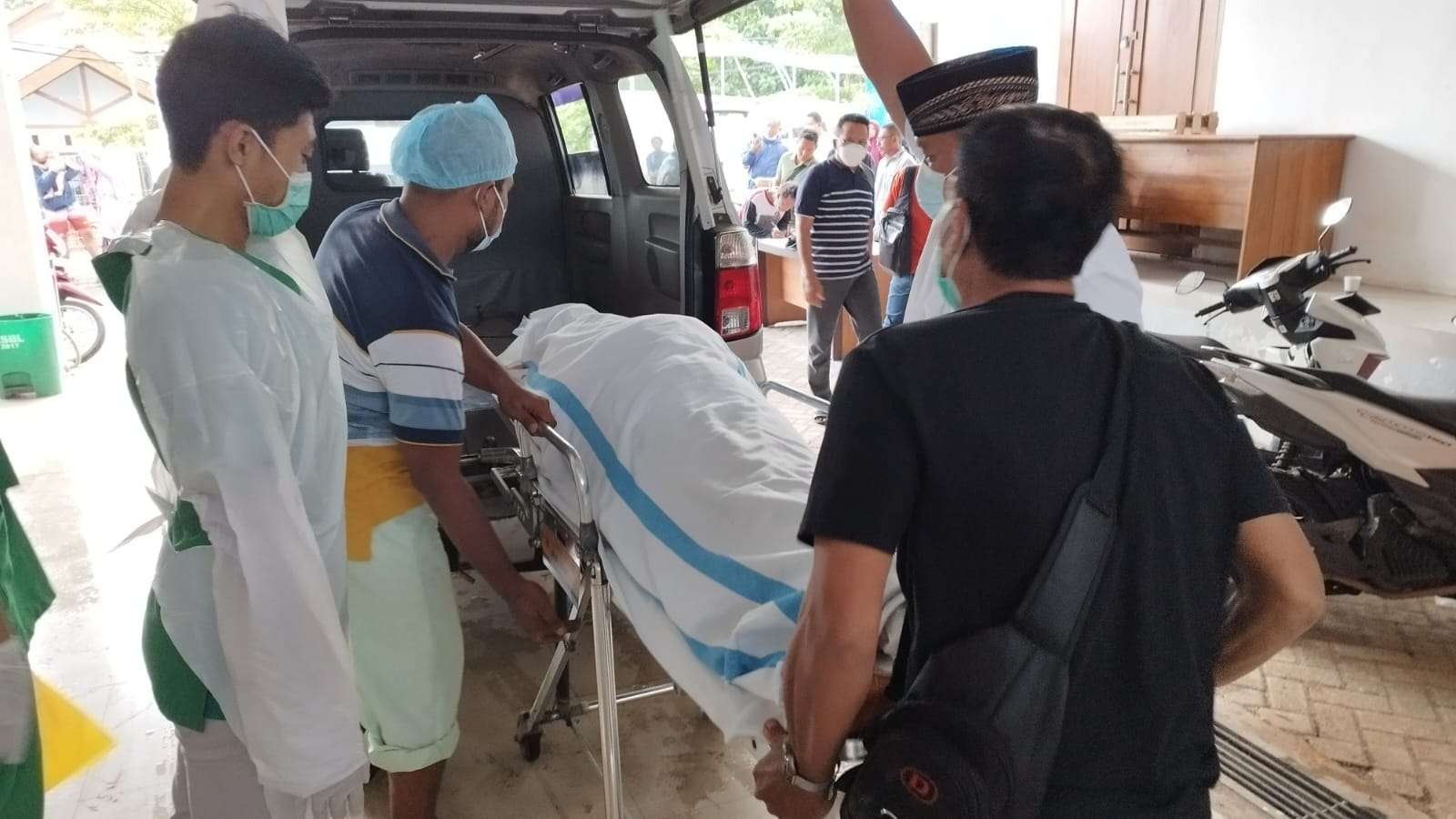 Jenazah Sumila dibawa dengan ambulans menuju rumah duka (foto:Muh Hujaini/Ngopibareng.id)