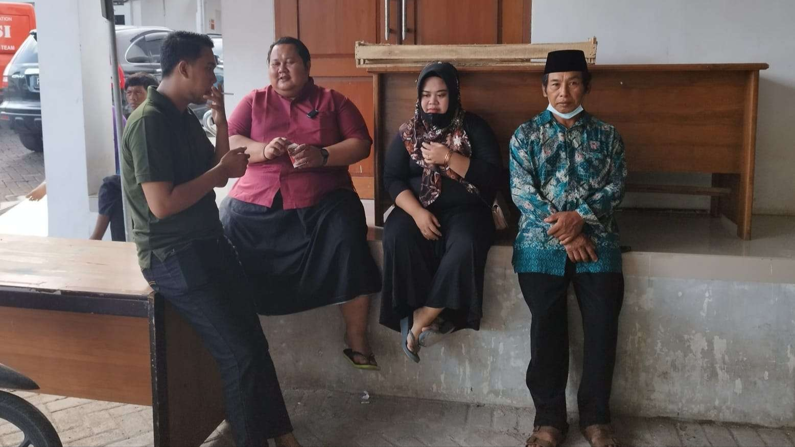 Keluarga korban menunggu proses autopsi di instalasi jenazah Polresta Banyuwangi, Jawa Timur. (Foto: Muh Hujaini/Ngopibareng.id)