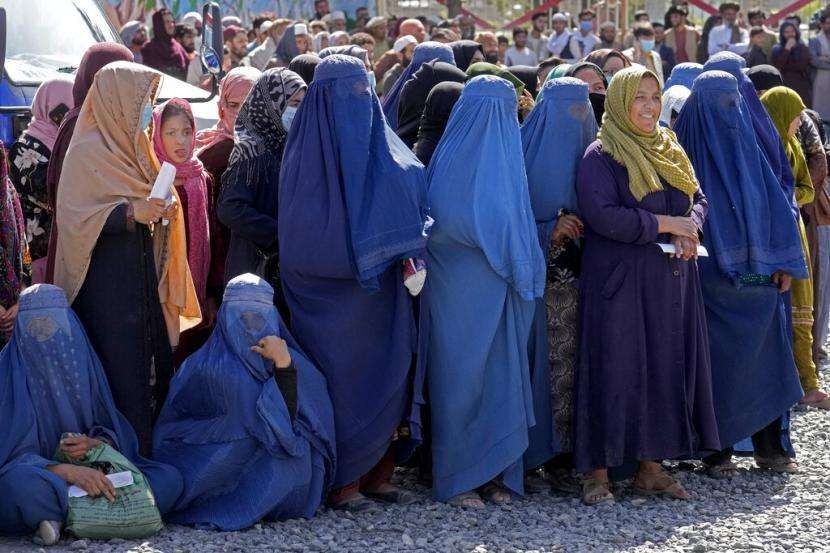 Perempuan Afghanistan menunggu untuk menerima jatah makanan yang didistribusikan. (Foto: afp)